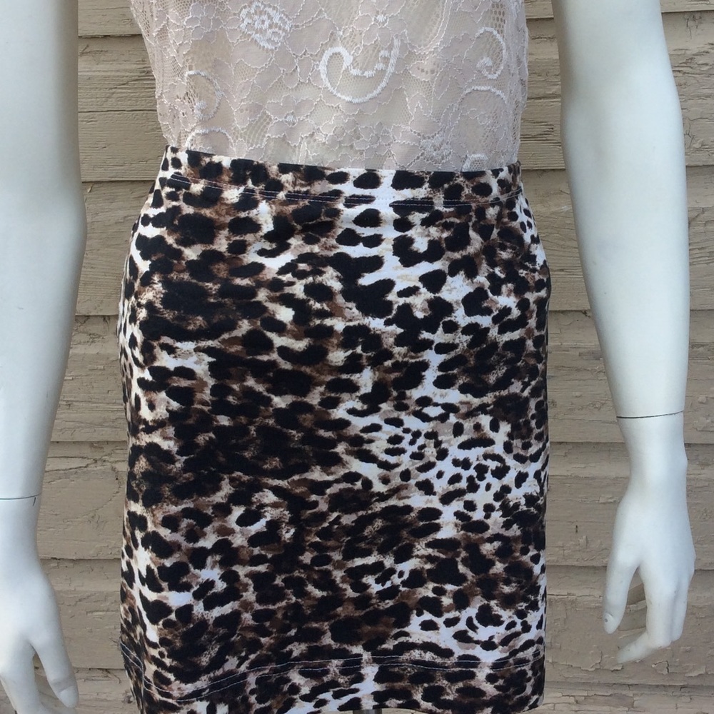 H&M stretchy leopard print mini skirt in EUC